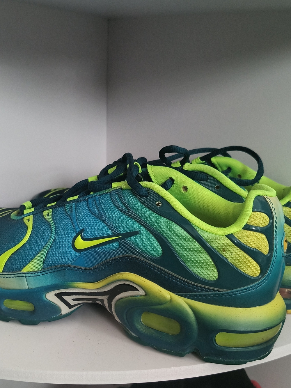 Nike Kids Sneaker in Teal and Neon Green